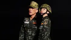 Selebaran tak bertanggal dari Kantor Kerajaan Thailand yang diterima pada 26 Agustus 2019 memperlihatkan Raja Thailand Maha Vajiralongkorn berdiri bersama selir raja yang baru saja dinobatkan, Sineenat Bilaskalayani yang juga dikenal sebagai Sineenat Wongvajirapakdi. (HO/THAILAND'S ROYAL OFFICE/AFP)