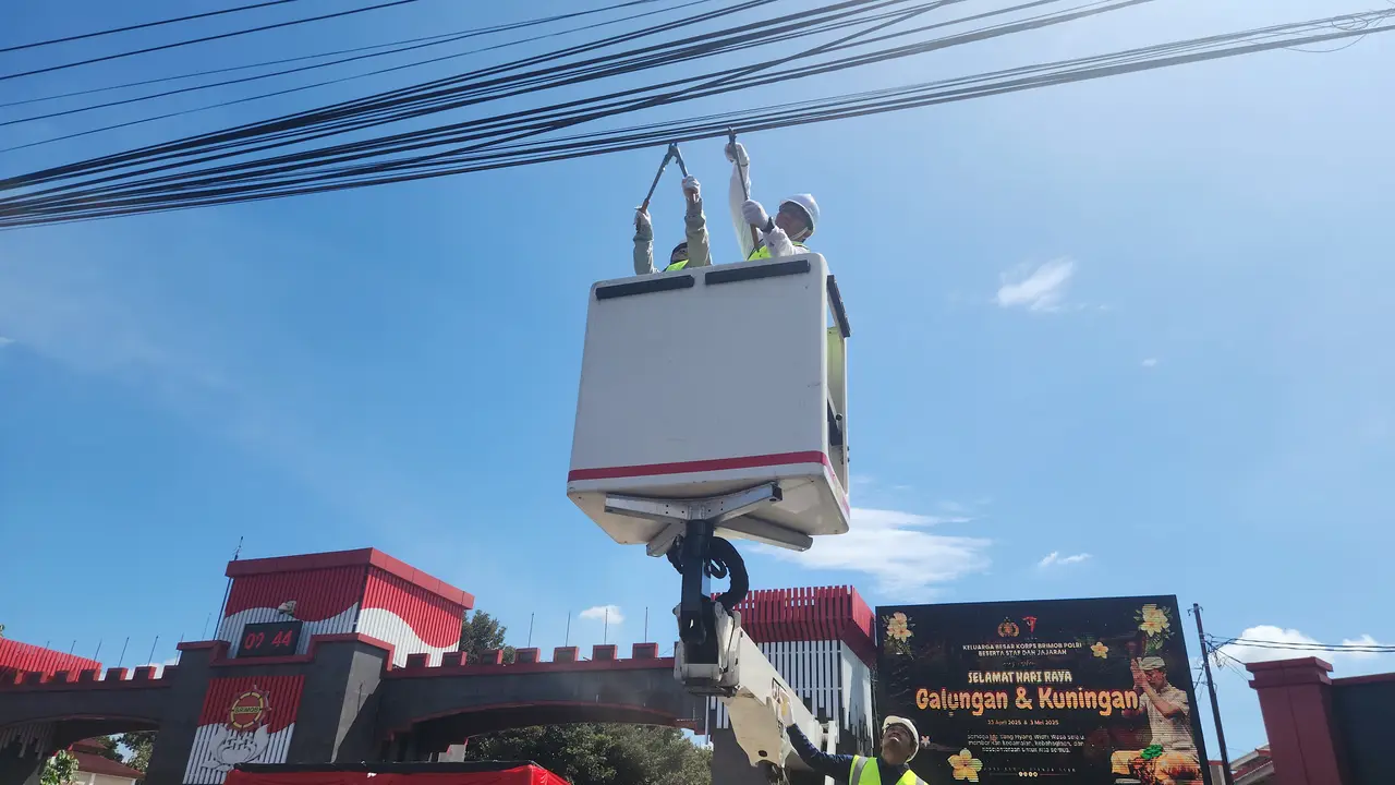 Wali Kota Depok, Supian Suri saat memotong kabel fiber optik di Jalan Komjen Pol M Jasin, Depok.