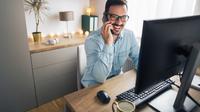 Ilustrasi pria muda terlihat sangat produktif saat bekerja di rumah dengan suasana ruangan yang nyaman/Shutterstock-Jelena Zelen.