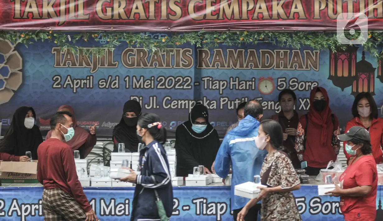 Warga membawa paket takjil gratis di kawasan Cempaka Putih, Jakarta, Selasa (19/4/2022). Sebanyak 360 paket takjil untuk berbuka puasa yang berasal dari donasi warga, organisasi dan instasi dibagikan gratis selama bulan Ramadhan tahun ini. (merdeka.com/Iqbal S. Nugroho)