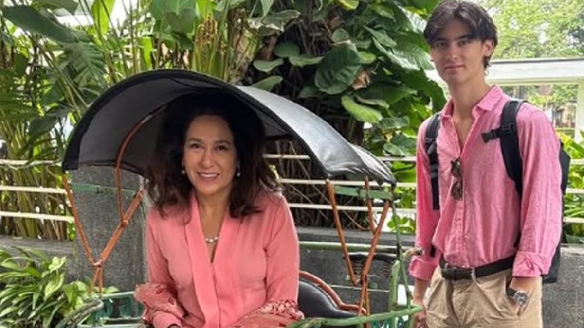 Potret Kartika Sari Dewi dan Kiran Ziarah Makam Soekarno di Blitar, Kompak Berbusana Pink