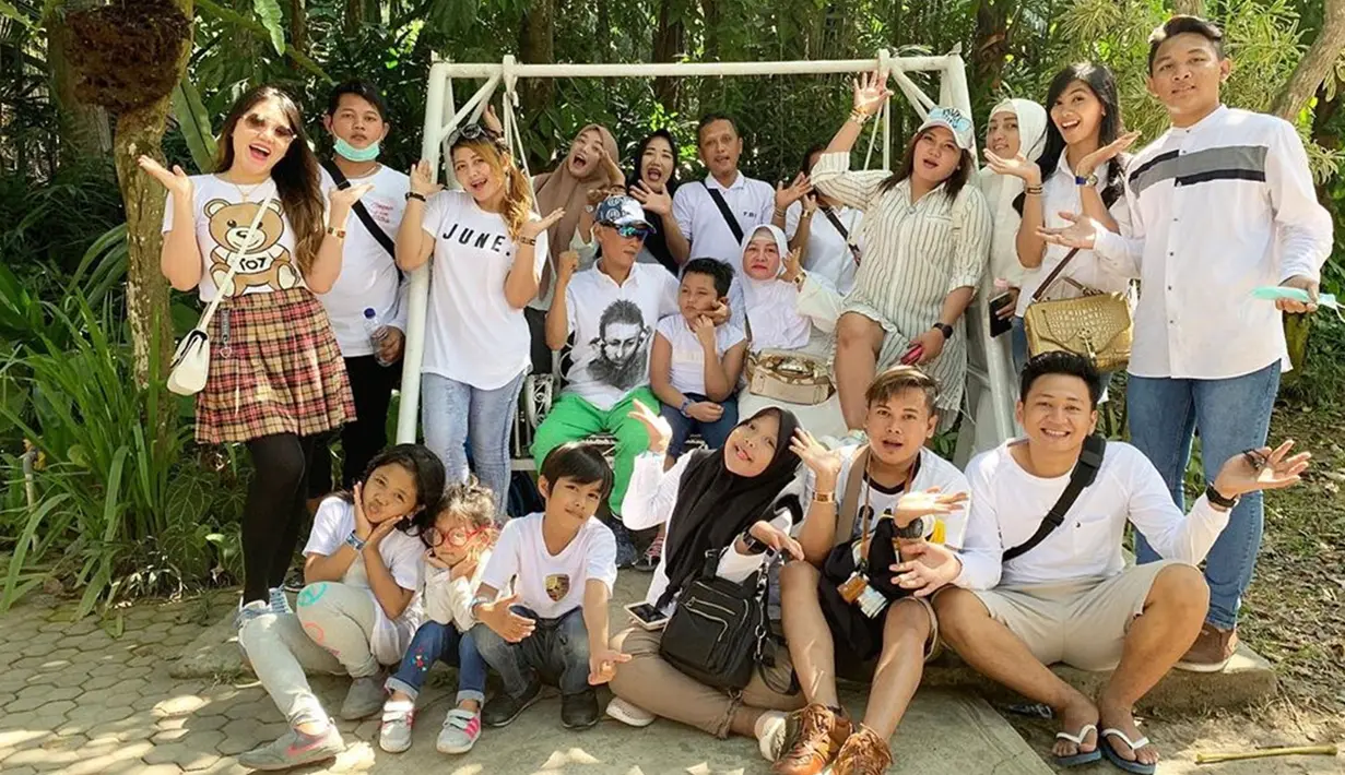 Sudah menjadi impian lama Via untuk mengajak keluarganya berlibur. Via menceritakan bahwa ada satu tempat di mana ia sangat ingin memperlihatkan kepada keluarganya. Untungnya, impian Via akhirnya terwujud bersamaan dengan liburannya setelah Hari Raya Idul Fitri. (Liputan6.com/IG/viavallen)