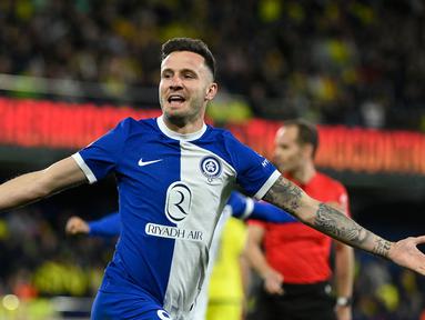Pemain Atletico Madrid, Saul Niguez merayakan gol kemenangan timnya atas Villareal pada laga lanjutan Liga Spanyol 2023/2024 di La Ceramica Stadium, Villareal, Spanyol, Selasa (02/04/2024) dini hari WIB. (AFP/Jose Jordan)