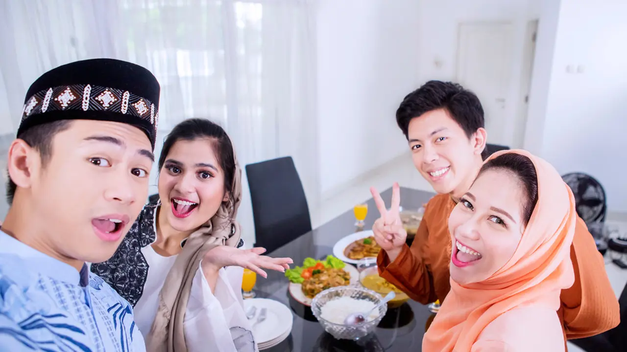 4 Cara Bikin Buka Bareng Virtual Selalu Seru, Siapkan Kuota Keluarga