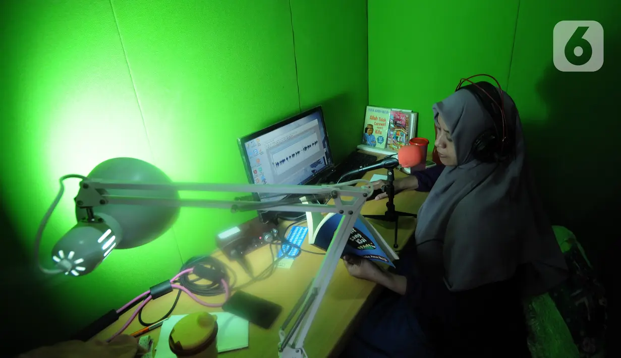 Staf menyelesaikan pembuatan audio buku di Yayasan Mitra Netra, Jakarta, Kamis (09/12/2021). Setiap tahunnya, sebanyak 200 buku huruf braille, 200 EPUB (electronic publication ePub) dan 300 audio diterbitkan bagi penyandang tuna netra se-Indonesia dengan bantuan donatur. (merdeka.com/Arie Basuki)