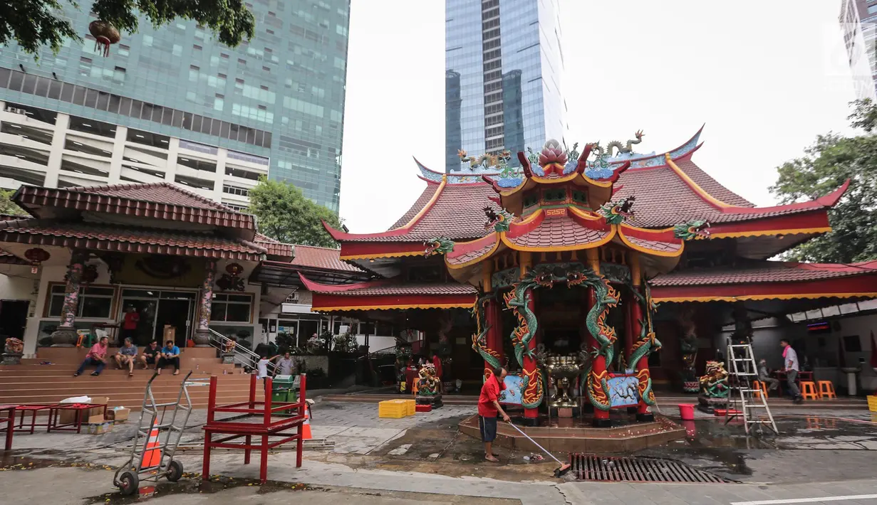 Pekerja membersihkan halaman di Wihara Amurka Bhumi, Jakarta, Senin (28/1). Menyambut tahun Baru Imlek 2570 pada 5 Februari 2019, wihara yang berada di pusat ibukota mempunyai tradisi membersihkan altar dan patung para dewa. (Liputan6.com/Fery Pradolo)