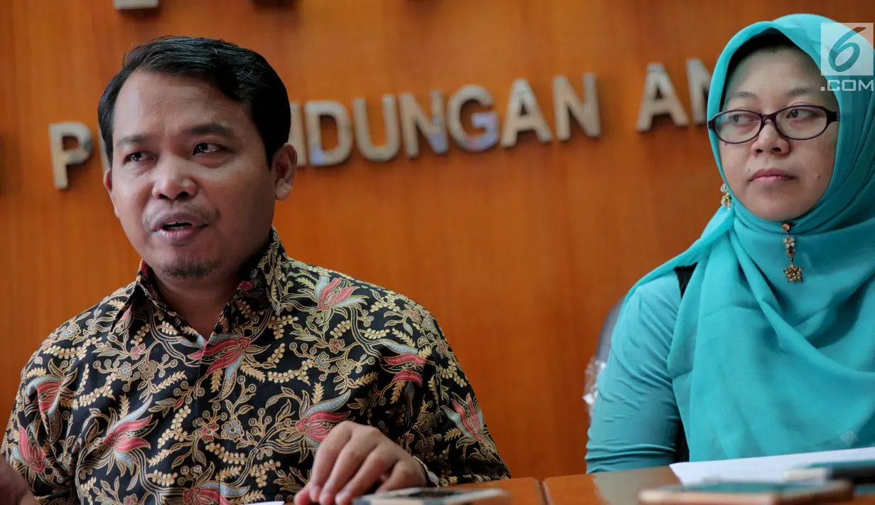 Ketua KPAI Susanto dan Komisioner KPAI Margaret Aliyatul Maimunah bersiap memberikan keterangan pers di Gedung KPAI, Jakarta, Jumat (22/9). Selain itu, KPAI memberi rekomendasi kepada Twitter untuk melakukan beberapa inovasi. (Liputan6.com/Faizal Fanani)