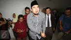 Pedangdut Saipul Jamil memakai borgol saat akan menjalani sidang praperadilan di PN Jakarta Pusat, Kamis (28/7). Saipul Jamil menjadi saksi dalam kasus suap yang dilakukan oleh panitera Jakarta Utara, Rohadi. (Liputan6.com/Immanuel Antonius)