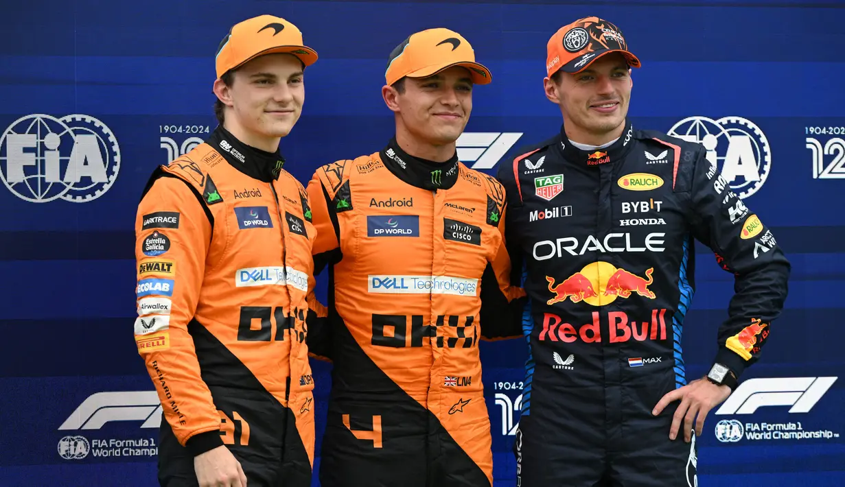 Oscar Piastri, Lando Norris, dan Max Verstappen (kiri ke kanan) berpose bersama usai sesi kualifikasi di di Sirkuit Hungaroring, Budapest, pada tanggal 20 Juli 2024, menjelang Grand Prix Formula Satu Hongaria. (Ferenc ISZA/AFP)