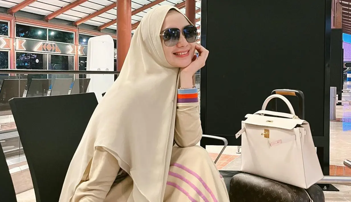 Sejak mengenakan hijab, penampilan cantik Citra Kirana kerap mencuri perhatian. Terlebih saat tampil memakai gamis dan hijab syar'i, penampilan ibu satu anak ini menuai pujian warganet. Tak sedikit dari mereka yang kagum dengan pesona Citra Kirana. (Liputan6.com/IG/@citraciki)