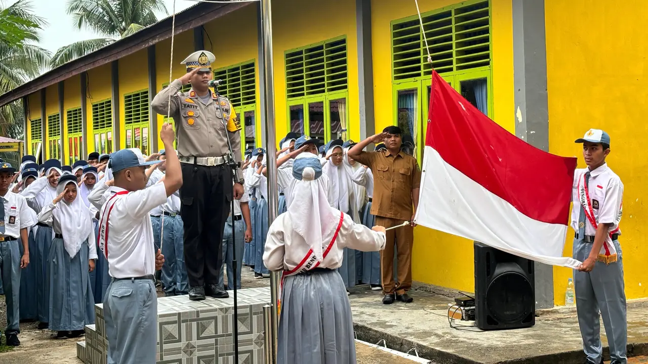 Kasat Lantas Polres Rokan Hulu AKP Tatit Rizkyan Hanafi menjadi inspektur upacara di SMAN 1 Rambah.