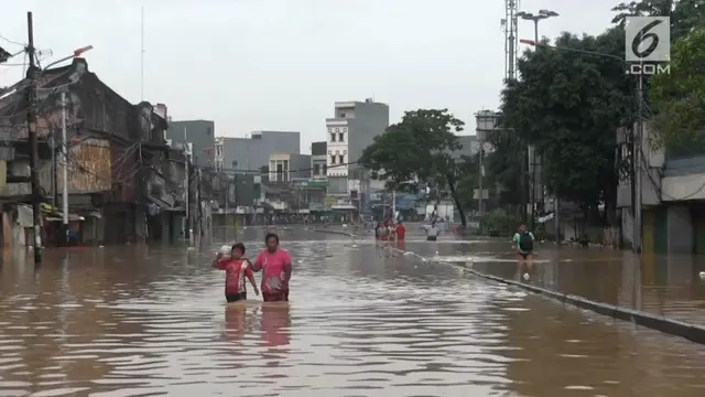 Banjir yang disebabkan meluapnya kali Ciliwung, membuat area Kampung Melayu terendam banjir. Aktivitas ekonomi di area tersebut lumpuh.