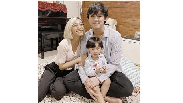 Jarang Tersorot, Ini 7 Potret Rinni Wulandari dan Keluarga Kecilnya