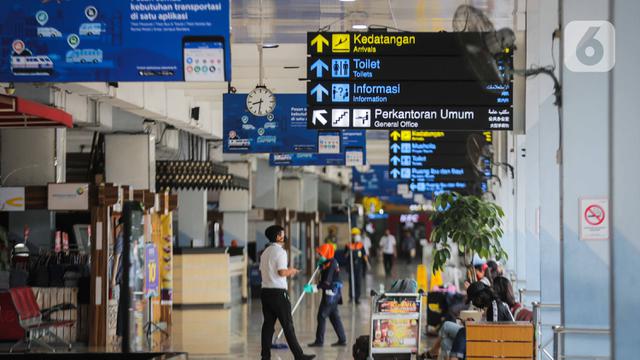 FOTO: Dampak Corona, Jumlah Penumpang di Bandara Halim dan Soetta Turun 30 Persen