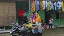 Penjual tahu dengan pakaian seperti pekerja kantoran melayani pembeli di kawasan  Sukaraja, Kabupaten Bogor, Senin (14/12/2020). Ide ini dilakukan untuk menunjukkan bahwa pekerja industri rumahan juga bisa bekerja dengan rapih dan bersih. (Liputan6.com/Herman Zakharia)