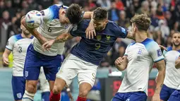 Penyerang Prancis Olivier Giroud (tengah) mencetak gol kedua timnya ke gawang Inggris pada perempat final Piala Dunia 2022 di Al Bayt Stadium, Al Khor, Minggu (11/12/2022) dini hari WIB. Gol penalti Harry Kane (54’) tidak cukup untuk mengimbangi gol dari Aurelien Tchouameni (17’) dan Olivier Giroud (78’). (AP Photo/Christophe Ena)