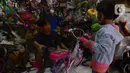 Aktivitas pekerja yang tengah merakit sepeda di toko sepeda Kramat Jati, Jakarta, Selasa (7/12/2021). Pandemi Covid-19 yang sedang terjadi membuat tren olahraga bersepeda semakin banyak diminati mulai dari anak-anak hingga orang dewasa dan lanjut usia. (merdeka.com/Imam Buhori)