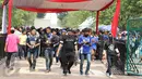 Para pendukung Persib Bandung yang dikenal dengan Bobotoh memasuki kawasan SUGB, Jakarta, Minggu (18/10/2015). Kedatangan Bobotoh untuk mendukung Persib Bandung melawan Sriwijaya FC di Final Piala Presiden 2015 (Liputan6.com/Herman Zakharia)