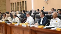 Pelaksana Tugas Direktur Jenderal Minyak dan Gas Bumi (Migas) Kementerian ESDM Tri Winarno bersama Direktur Logistik dan Infrastruktur Pertamina, Jaffee Arizon Suardin saat Rapat Dengar Pendapat (RDP) bersama Komisi XII DPR RI.