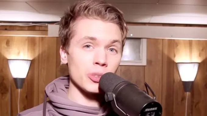 Wih! Cowok Ini Bisa Meniru Banyak Suara Penyanyi Terkenal