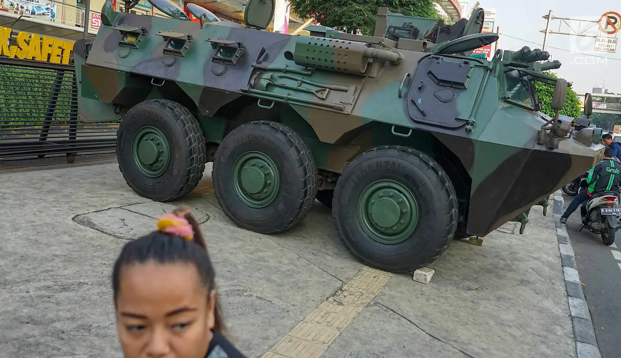 Kendaraan lapis baja Tentara Nasional Indonesia (TNI) terparkir di pusat perbelanjaan Glodok, Jakarta, Selasa (21/5/2019). Penjagaan berkaitan dengan rencana massa yang akan menggelar unjuk rasa pada 22 Mei 2019 pasca pengumuman perolehan suara Pemilu 2019. (Liputan6.com/Immanuel Antonius)