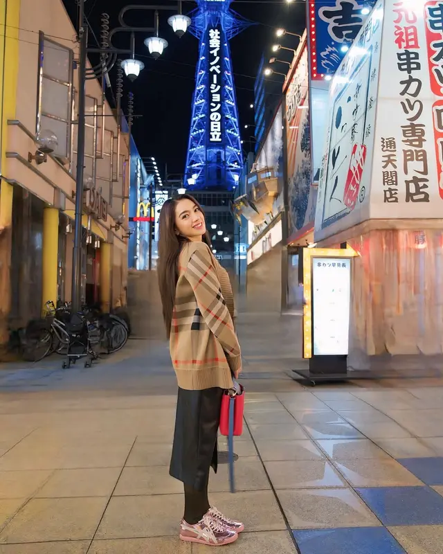 7 Potret Angel Karamoy dan Gusti Ega liburan bareng di Jepang, kedekatannya jadi sorotan