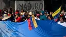 Venezuela mengklaim bahwa 55 personel militernya tewas dalam serangan militer Amerika Serikat tersebut. Tampak dalam foto, orang-orang menghadiri unjuk rasa dukungan untuk mantan Presiden Venezuela Nicolas Maduro dan istrinya Cilia Flores di Caracas pada 6 Januari 2026. (Federico PARRA/AFP)