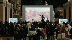 Sejumlah pengunjung melihat poster Olimpiade dan Paralimpiade Paris 2024 saat dipamerkan di Museum Orsay (Musée d'Orsay), Paris, Prancis pada Senin (4/3/2024) waktu setempat. (AFP/Dimitar Dilkoff)
