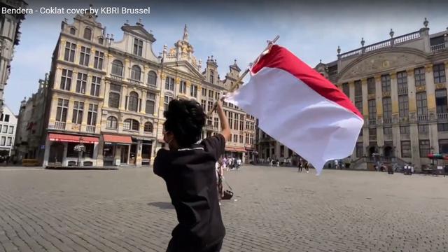 Sambut HUT ke-75 kemerdekaan Indonesia, KBRI Brussel rilis video cover lagu Bendera karya Coklat, dengan latar belakang bangunan ikonik di Kota Brussel, Belgia. (Photo by: KBRI Brussel)