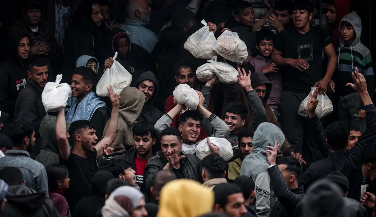 Lebih dari 1,5 juta pengungsi Palestina memadati pengungsian sementara di Kota Rafah. (MOHAMMED ABED/AFP)