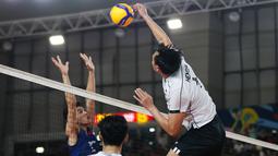Pemain Timnas Voli Indonesia, Hendra Kurniawan saat melakukan spike saat melawan Timnas Voli Putra Vietnam di laga lanjutan leg 2 SEA V League 2025 di Jakarta International Velodrome, Jakarta, Indonesia, Kamis (17/07/2025) malam WIB.