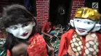 Andri (42) membuat ondel-ondel di Jakarta, Selasa (19/3). Andri dan rekannya, Tarno memulai ide membuat miniatur ondel-ondel berbahan barang bekas seperti dari tali plastik, kardus, dan kain perca sejak 1 tahun lalu. (merdeka.com/ Iqbal S. Nugroho)