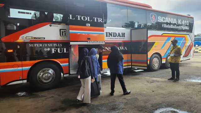 Sejumlah penumpang memanfaatkan transportasi bus memanfaatkan libur Nataru melalui Terminal Jatijajar, Depok.