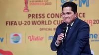 Ketua Umum PSSI, Erick Thohir, saat jumpa pers pemegang hak siar Piala Dunia U20 2023 di SCTV Tower, Senayan City, Jakarta, Selasa, (28/2/2023). (Bola.com/M Iqbal Ichsan)