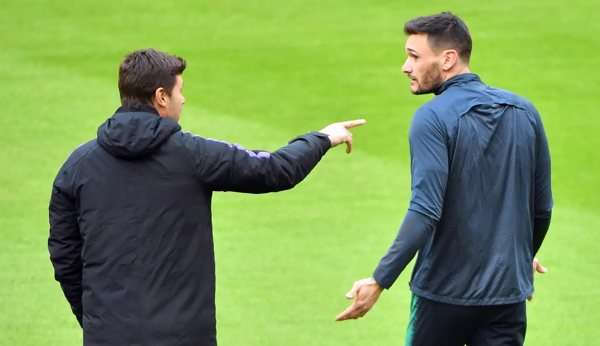 Kiper Tottenham Hotspur, Hugo Lloris berbincang dengan Pelatih Mauricio Pochettino selama latihan tim di Amsterdam, Belanda  (7/5/2019). Pada leg pertama Tottenham takluk 0-1 atas Ajax di Tottenham Hotspur Stadium. (AFP Photo/Emmanuel Dunand)