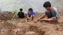 Sejumlah anak-anak bermain di area pembangunan Waduk Brigif di Jagakarsa, Jakarta Selatan, Jumat (29/1/2016). Pemkot Jakarta Selatan sendiri menargetkan 30 lokasi untuk pembangunan Ruang Publik Terpadu Ramah Anak (RPTRA). (Liputan6.com/Yoppy Renato)