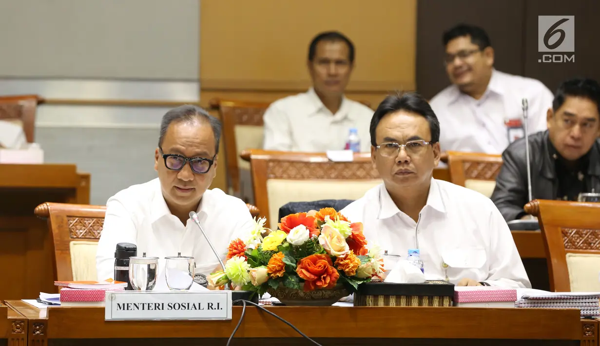 Menteri Sosial Agus Gumiwang (kiri) dan Dirjen Perlindungan dan Jaminan Sosial Kemensos RI Harry Hikmat saat rapat kerja dengan Komisi VIII DPR RI di Jakarta, Kamis (6/9). (Liputan6.com/HO/Agus)