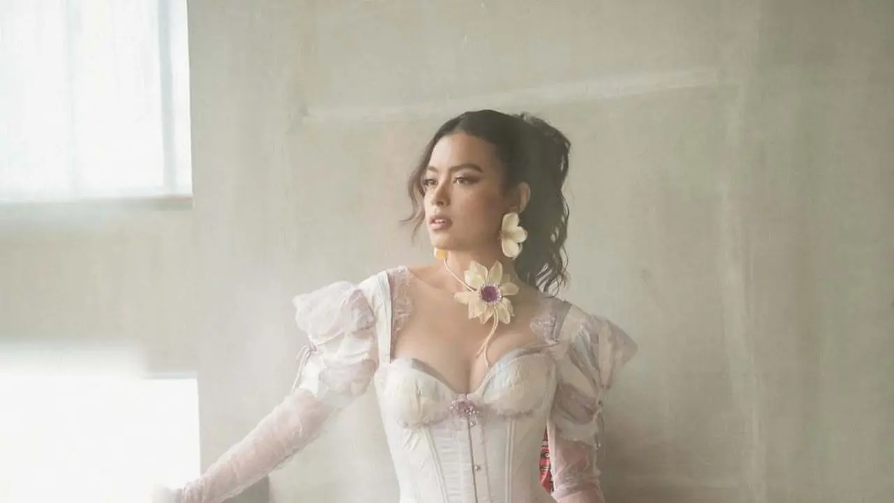 Gaya Eva Celia Padukan Kebaya dan Jeans di Hari Kebaya Nasional, Bukti Gaya Tradisional Bisa Tetap Relevan dan Edgy