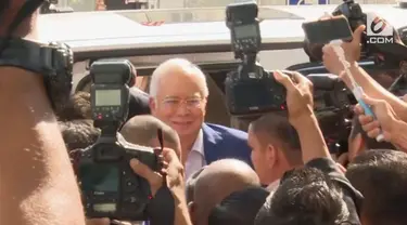 Najib Razak, eks PM Malaysia hari ini mendatangi komisi pemberantasan korupsi Malaysia. Ia diperiksa dalam dugaan korupsi dan pencucian uang dana 1MDB.