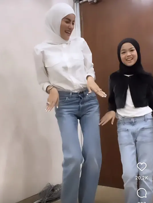 Olla Ramlan dan anaknya, Aleena Hutapea tampil kompak berkerudung mengenakan pakaian monokrom yang stylish. @ollaramlan