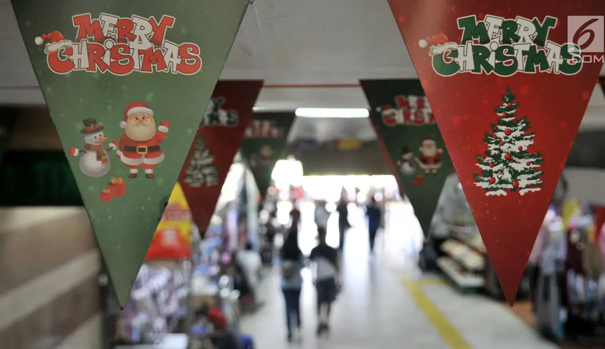 Ornamen Natal menghiasi tempat penyeberangan orang (TPO) Kota Tua, Jakarta, Kamis (20/12). Pemasangan ornamen tersebut untuk menyambut Natal dan Tahun Baru. (Merdeka.com/Iqbal Nugroho)