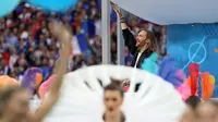 DJ David Guetta saat tampil dalam acara pembukaan Piala Eropa 2016, di Stade de France, Saint-Denis, Jumat atau Sabtu (11/6/2016). (UEFA). 