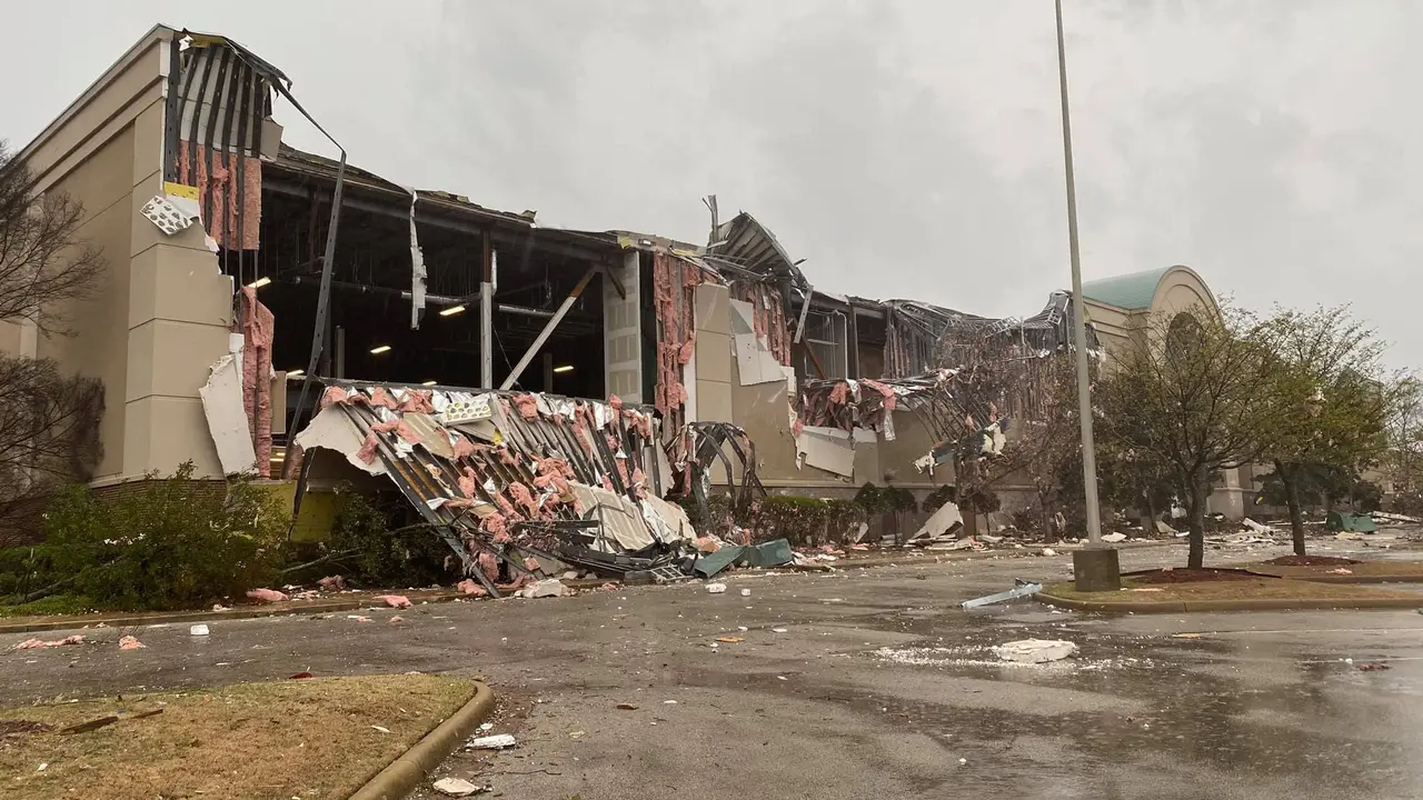 Terjangan tornado di Jonesboro, Arkansas.