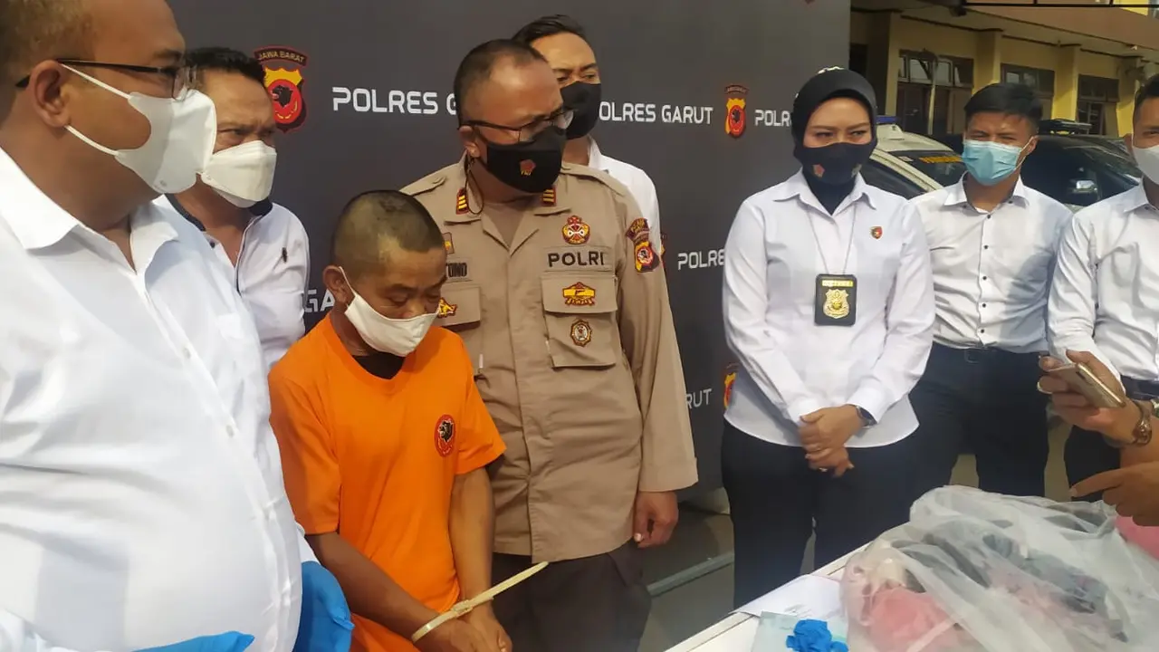 Kasat Reskrim Polres Garut AKP Dede Sopandi mengatakan, motif tersangka yakni ketika keluarga lain tidur, kemudian tersangka masuk kamar korban dan meraba-raba daripada kemaluan korban.