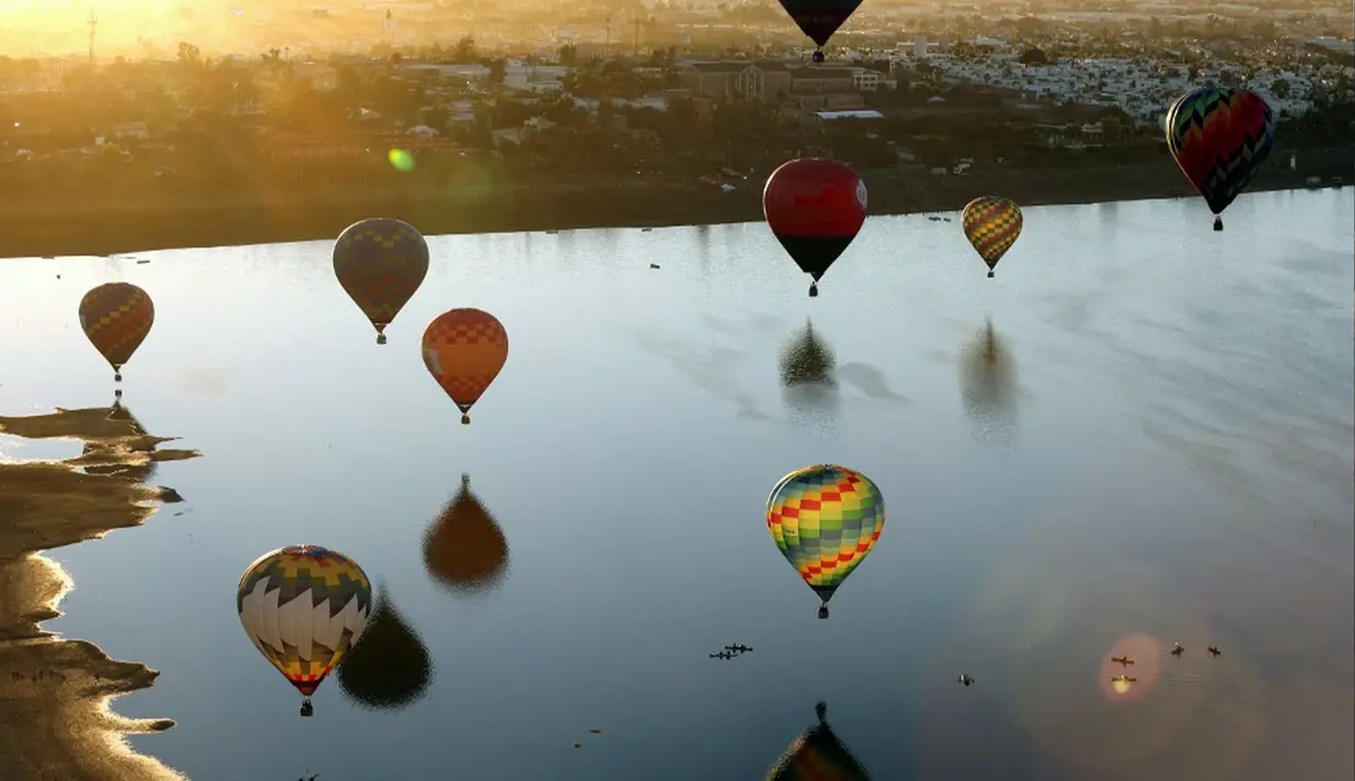 Festival Balon Udara Internasional ke-21 diselenggarakan sejak 17 November 2023. (ULISES RUIZ/AFP)