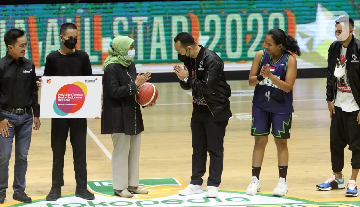 Peluncuran program pelatihan di sela-sela penyelenggaraan IBL All Star 2022 disaksikan Wakil Kepala Sekolah Kesiswaan SMKN 53 Jakarta Barat Nuzulurrofiah (ketiga kiri) dan Direktur Utama IBL Junas Miradiarsyah (ketiga kanan) di Hall Basket Senayan, Jakarta (31/3/2022). (Liputan6.com/HO/IOH)