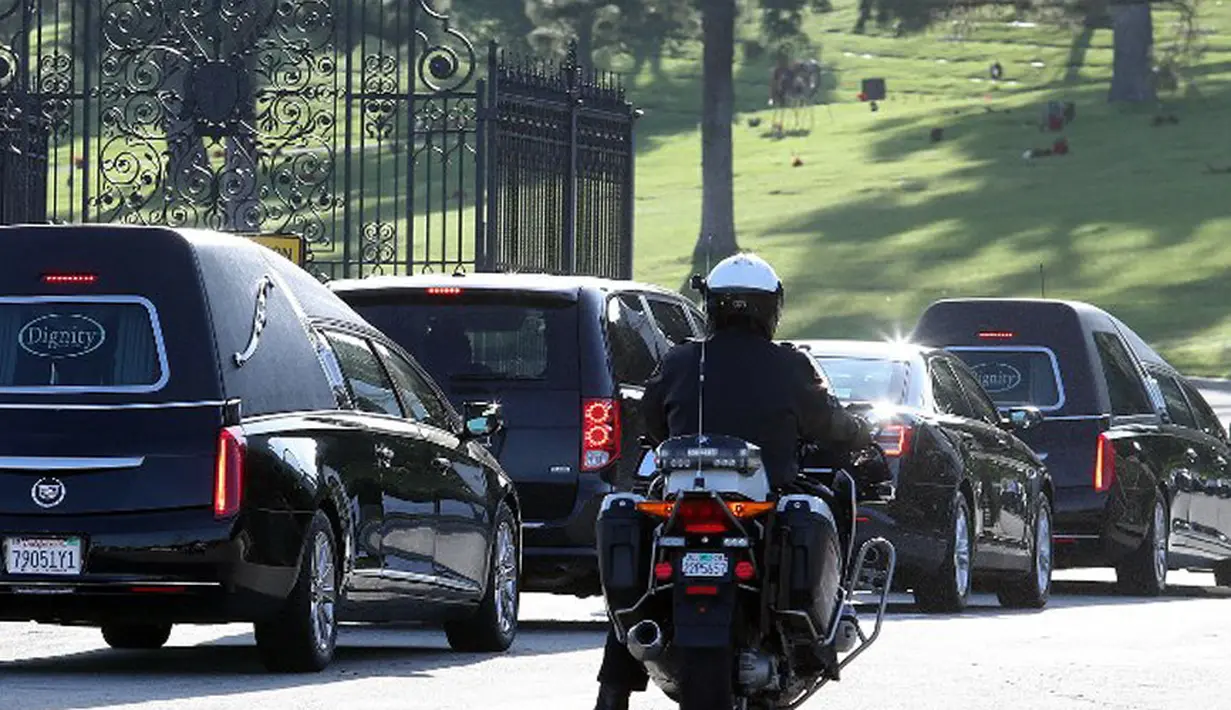 Setelah disemayamkan di kediamannya di bilangan Beverly Hills, dan Carrie yang telah melalui proses kremasi akhirnya mendiang ibu dan anak dimakamkan dengan suasana tertutup di Forest Lawn Memorial Park. (AFP/Bintang.com)