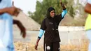 Salma al-Majidi saat melatih klub Al-Ahly Al-Gadaref setelah melatih sesi latihan di kota Gedaref, timur Khartoum (17/2). Di Sudan di mana tim sepak bola wanita nasional tidak berkembang. (AFP Photo/Ashraf Shazly)