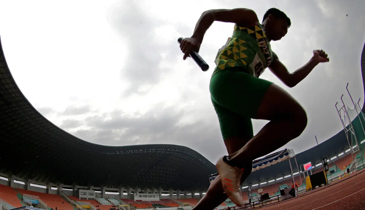 Pelari Jawa Timur melakukan start saat Kejurnas Atletik nomor lari estafet 4x400 meter putra senior di Stadion Pakansari, Bogor, Selasa (6/8). Kejurnas tahun ini juga dilakukan untuk kualifikasi jelang PON. (Bola.com/Peksi Cahyo)