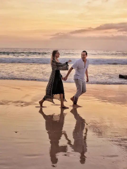 Ternyata Daniel dan istri tidak memberikan secara cuma-cuma. Anak-anak mereka harus bekerja lebih dulu. Yakni menyelesaikan tugas yang diberikan kedua orangtuanya. Ketika semuanya sudah selesai, baru akan mendapatkan uang. (Instagram/vjdaniel)